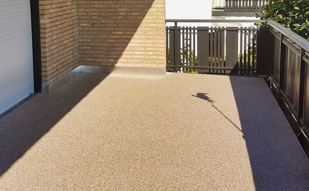Auch Steinteppich-Beschichtungen auf dem Balkon lassen sich mit viel Wasser und einem Nasssauger sehr einfach sauber halten.